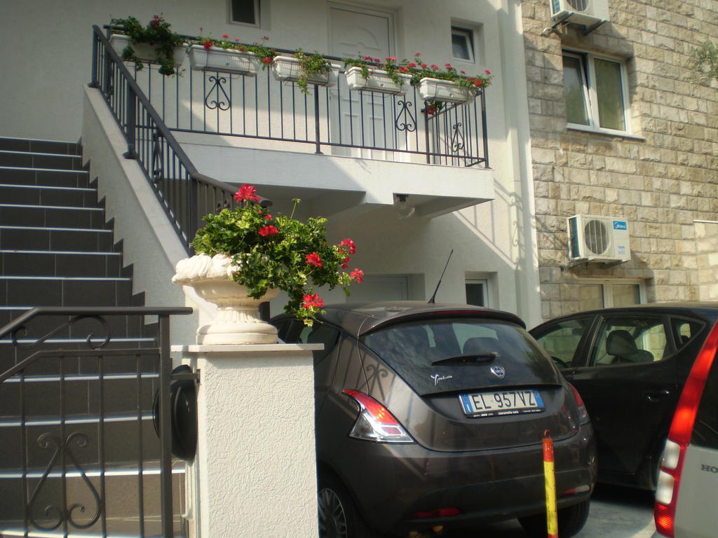 Apartments Leut Sveti Stefan Buitenkant foto